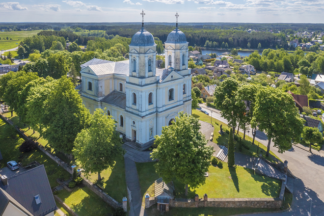 Molėtų Šv. apaštalų Petro ir Povilo bažnyčia