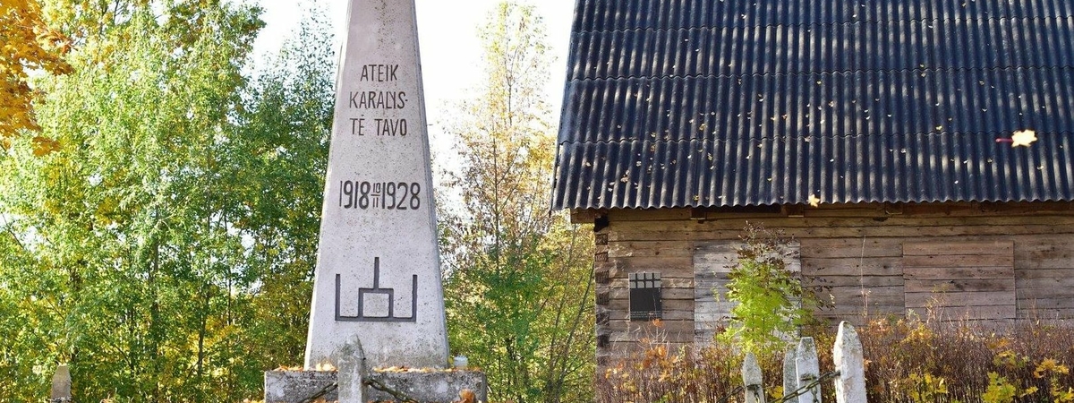 Piemineklis par godu Lietuvas Neatkarības desmitgadei (1918.–1928.) Jonišķos 