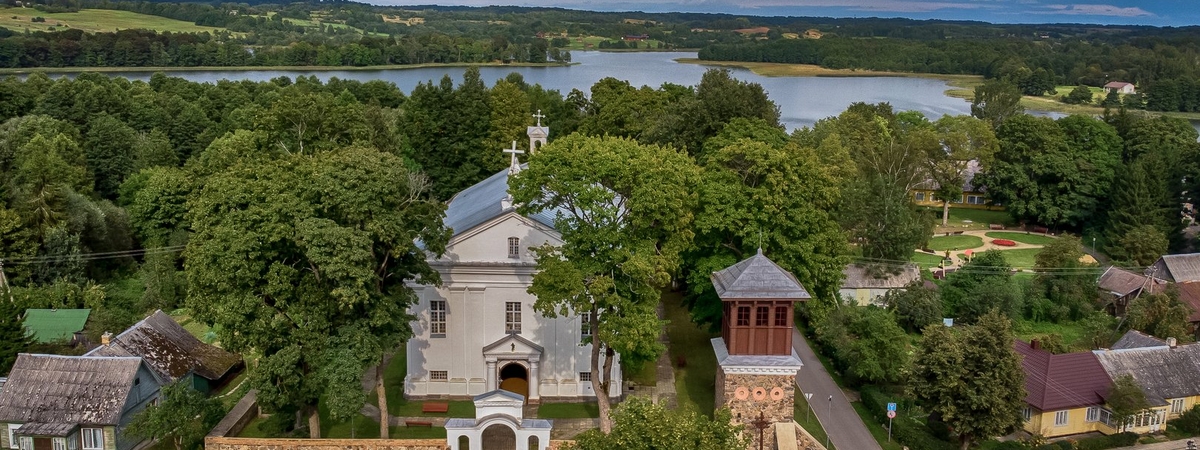 Kirche und Glockenturm in Giedraičiai