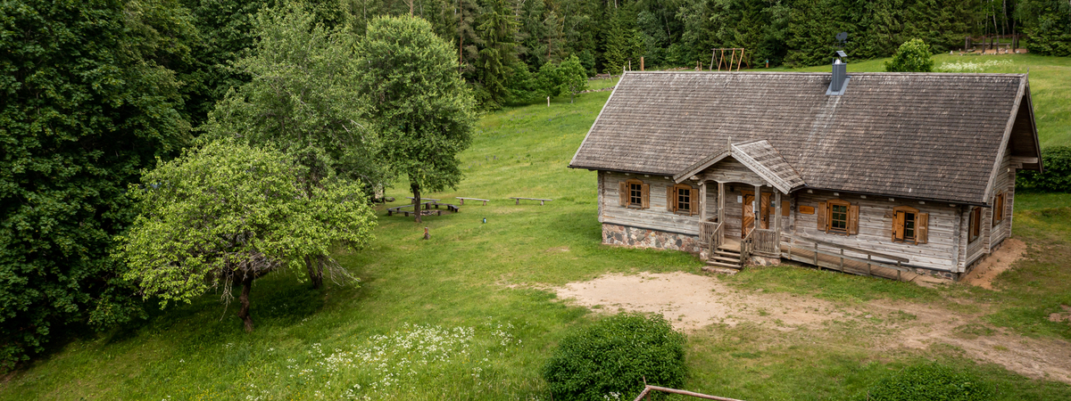 Ethnographisches Gehöft und Gestirnebeobachtungsstelle