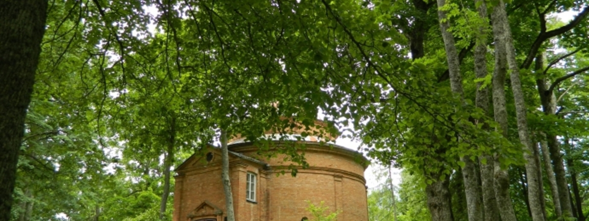 Didziokai Mausoleum Chapel (late 19th century building)